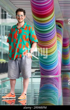 DER LGBTQ+-Designer Adam Nathaniel Furman enthüllt seine neue permanente Kunstinstallation mit der Canary Wharf Group mit dem Titel „Click Your Heels Together Three Times“, London. Ausgabedatum: Donnerstag, 29. Juni 2023. Stockfoto