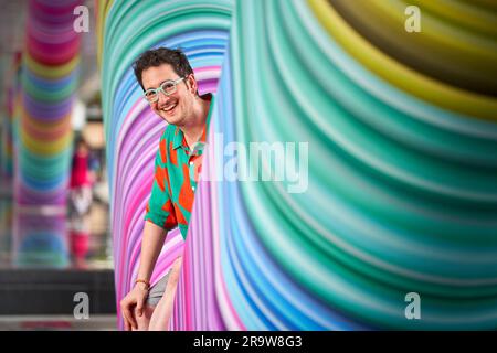 DER LGBTQ+-Designer Adam Nathaniel Furman enthüllt seine neue permanente Kunstinstallation mit der Canary Wharf Group mit dem Titel „Click Your Heels Together Three Times“, London. Ausgabedatum: Donnerstag, 29. Juni 2023. Stockfoto