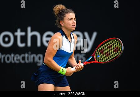 Eastbourne, England, 27. Juni 2023, Jasmine Paolini von Italien in Aktion während der ersten Runde des Rothesay International 2023, WTA 500-Tennisturniers am 27. Juni 2023 im Devonshire Park in Eastbourne, England Stockfoto