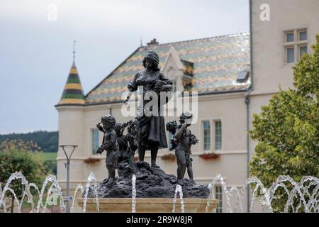 Der Brunnen und die Statue auf dem Marktplatz Meursault Beaune Cote-d-France Stockfoto