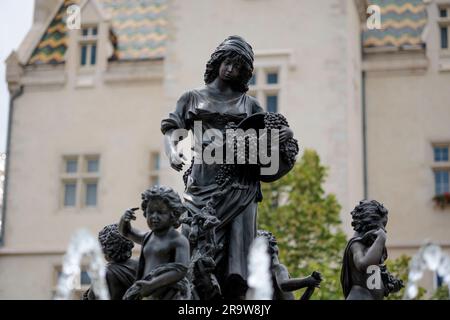 Der Brunnen und die Statue auf dem Marktplatz Meursault Beaune Cote-d-France Stockfoto