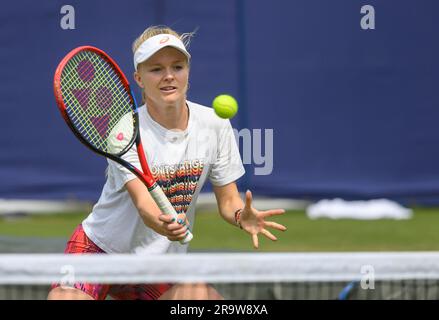 Harriet Dart (GBR) auf den Übungsplätzen, bevor sie am zweiten Tag des Rothesay International im Devonshire Park, Eastbourne, Großbritannien, spielte. 27. Juni Stockfoto