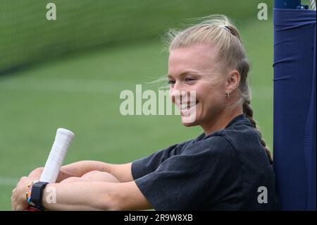 Harriet Dart (GBR) auf den Übungsplätzen, bevor sie am zweiten Tag des Rothesay International im Devonshire Park, Eastbourne, Großbritannien, spielte. 27. Juni Stockfoto