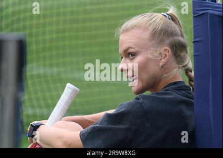 Harriet Dart (GBR) auf den Übungsplätzen, bevor sie am zweiten Tag des Rothesay International im Devonshire Park, Eastbourne, Großbritannien, spielte. 27. Juni Stockfoto