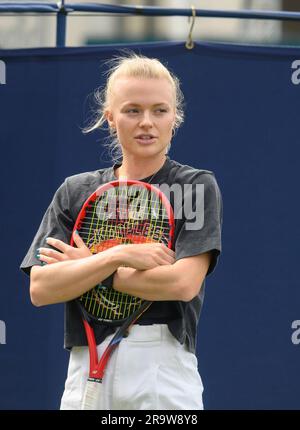 Harriet Dart (GBR) posiert für Fotos, bevor er am zweiten Tag des Rothesay International im Devonshire Park, Eastbourne, Großbritannien, spielt. 27. Juni 202 Stockfoto