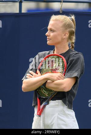 Harriet Dart (GBR) posiert für Fotos, bevor er am zweiten Tag des Rothesay International im Devonshire Park, Eastbourne, Großbritannien, spielt. 27. Juni 202 Stockfoto