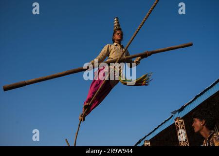 Ein wunderschönes Mädchen, das auf dem Pushkar Camel Fair in Indien auftritt Stockfoto