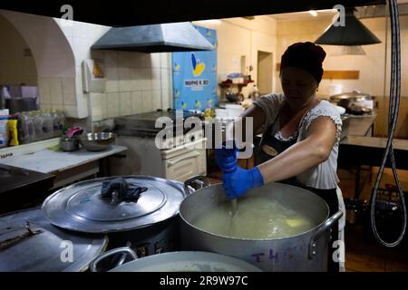 Cherson, Ukraine. 24. Juni 2023. Ein Arbeiter von „Myrne nebo“ (friedlicher Himmel) kocht am 24. Juni 2023 in Kherson, Ukraine, in einer humanitären Küche, die Essen für vom Krieg betroffene Menschen kocht. Kredit: Ondrej Deml/CTK Photo/Alamy Live News Stockfoto