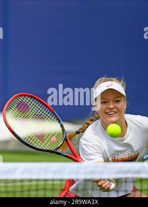 Harriet Dart (GBR) auf den Übungsplätzen, bevor sie am zweiten Tag des Rothesay International im Devonshire Park, Eastbourne, Großbritannien, spielte. 27. Juni Stockfoto