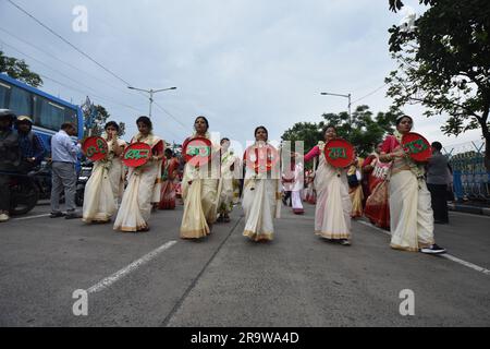 Nicht Exklusiv: 28. Juni 2023, Kalkutta, Indien. Tausende Hindu-Anhänger feiern die Ulta-Rath Yatra (Reise der Streitwagen mit den Göttern von Jagannath Stockfoto