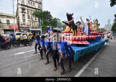 Nicht Exklusiv: 28. Juni 2023, Kalkutta, Indien. Tausende Hindu-Anhänger feiern die Ulta-Rath Yatra (Reise der Streitwagen mit den Göttern von Jagannath Stockfoto