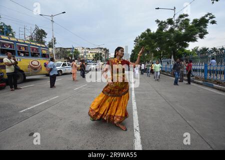 Nicht Exklusiv: 28. Juni 2023, Kalkutta, Indien. Tausende Hindu-Anhänger feiern die Ulta-Rath Yatra (Reise der Streitwagen mit den Göttern von Jagannath Stockfoto