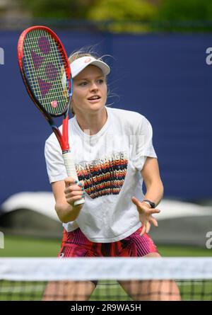 Harriet Dart (GBR) auf den Übungsplätzen, bevor sie am zweiten Tag des Rothesay International im Devonshire Park, Eastbourne, Großbritannien, spielte. 27. Juni Stockfoto