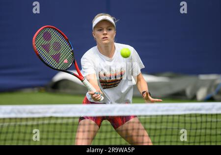 Harriet Dart (GBR) auf den Übungsplätzen, bevor sie am zweiten Tag des Rothesay International im Devonshire Park, Eastbourne, Großbritannien, spielte. 27. Juni Stockfoto