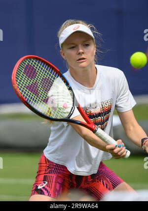 Harriet Dart (GBR) auf den Übungsplätzen, bevor sie am zweiten Tag des Rothesay International im Devonshire Park, Eastbourne, Großbritannien, spielte. 27. Juni Stockfoto