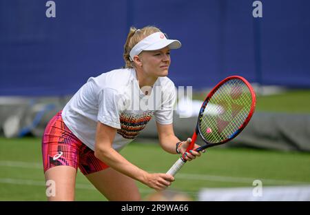 Harriet Dart (GBR) auf den Übungsplätzen, bevor sie am zweiten Tag des Rothesay International im Devonshire Park, Eastbourne, Großbritannien, spielte. 27. Juni Stockfoto