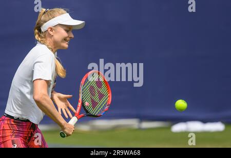 Harriet Dart (GBR) auf den Übungsplätzen, bevor sie am zweiten Tag des Rothesay International im Devonshire Park, Eastbourne, Großbritannien, spielte. 27. Juni Stockfoto