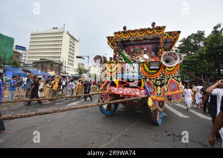 Nicht Exklusiv: 28. Juni 2023, Kalkutta, Indien. Tausende Hindu-Anhänger feiern die Ulta-Rath Yatra (Reise der Streitwagen mit den Göttern von Jagannath Stockfoto