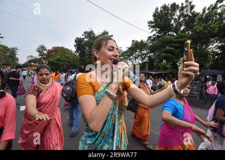 Nicht Exklusiv: 28. Juni 2023, Kalkutta, Indien. Tausende Hindu-Anhänger feiern die Ulta-Rath Yatra (Reise der Streitwagen mit den Göttern von Jagannath Stockfoto