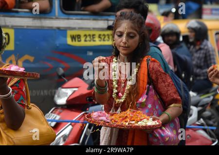 Nicht Exklusiv: 28. Juni 2023, Kalkutta, Indien. Tausende Hindu-Anhänger feiern die Ulta-Rath Yatra (Reise der Streitwagen mit den Göttern von Jagannath Stockfoto