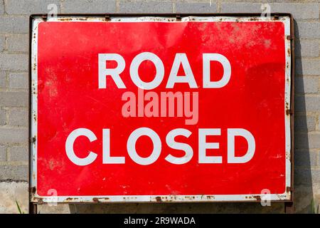 Rotes rechteckiges Schild Road Closed, England, UK Stockfoto