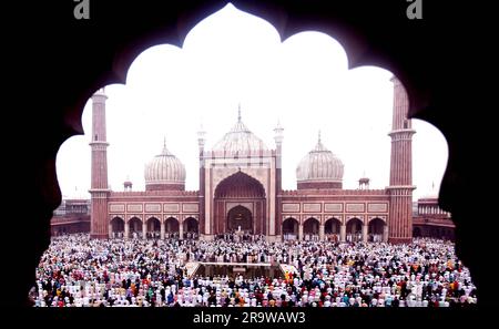 Neu-Delhi, Indien. 29. Juni 2023. Die Menschen bieten Eid Al-Adha Gebete in einer großen Moschee in Neu-Delhi, Indien, 29. Juni 2023 an. Kredit: Str/Xinhua/Alamy Live News Stockfoto