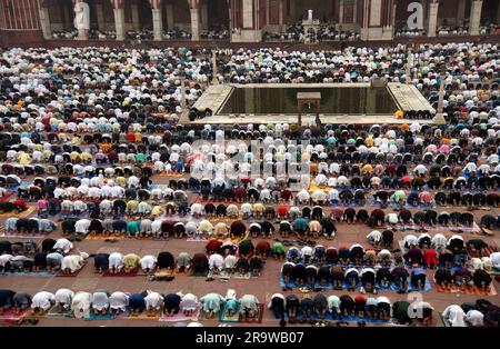 Neu-Delhi, Indien. 29. Juni 2023. Die Menschen bieten Eid Al-Adha Gebete in einer großen Moschee in Neu-Delhi, Indien, 29. Juni 2023 an. Kredit: Str/Xinhua/Alamy Live News Stockfoto