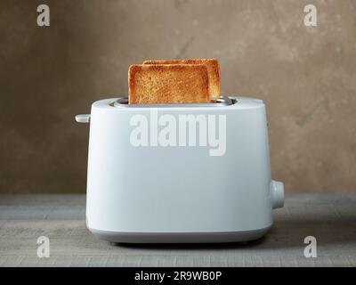 Frisch getoastete Brotscheiben im Toaster Stockfoto