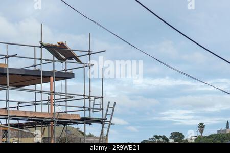 Wohnhaus im Bau mit Metallgerüsten um sie herum. Auckland. Stockfoto