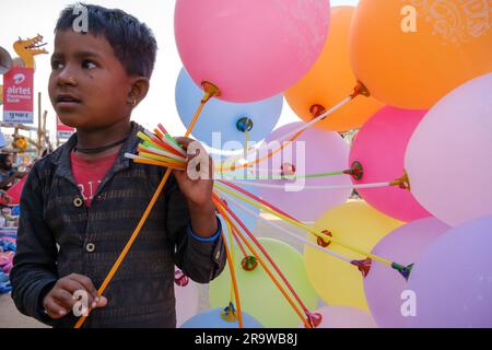 Ein Junge verkauft Ballons auf dem Pushkar Camel Fair, Indien Stockfoto