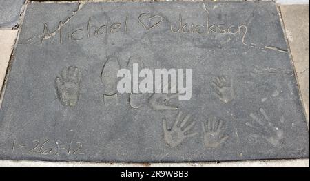 Handabdrücke von Michael Jacksons Kindern und seinem Handschuh posthum vor dem TCL Chinese Theatre Hollywood Boulevard Los Angeles California USA Stockfoto