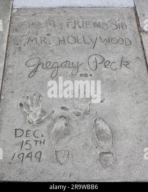 Autograph Hand- und Fußabdrücke von Gregory Peck 15. Dezember 1949 vor dem TCL Chinese Theatre Hollywood Boulevard Los Angeles California USA Stockfoto