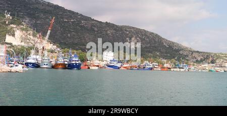 Hatay, Türkei - 24. Juni 2023 : Selektive Ausrichtung auf Schiffe, die im Hafen von Cevlik in Samandag-Hatay festgemacht sind. Stockfoto