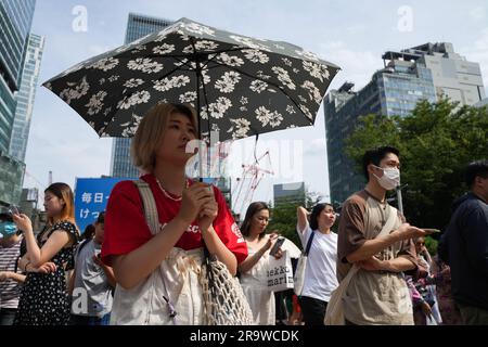 Tokio, Japan. 29. Juni 2023. Menschen gehen bei heißem Wetter auf der Straße in Tokio, Japan, 29. Juni 2023. Kredit: Zhang Xiaoyu/Xinhua/Alamy Live News Stockfoto