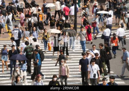 Tokio, Japan. 29. Juni 2023. Menschen überqueren die Straße bei heißem Wetter in Tokio, Japan, 29. Juni 2023. Kredit: Zhang Xiaoyu/Xinhua/Alamy Live News Stockfoto