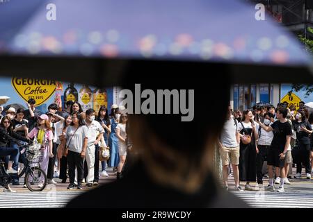 Tokio, Japan. 29. Juni 2023. Menschen warten auf die Überquerung der Straße bei heißem Wetter in Tokio, Japan, 29. Juni 2023. Kredit: Zhang Xiaoyu/Xinhua/Alamy Live News Stockfoto