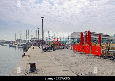 Quay Road am Sutton Harbour, Plymouth Barbican. Cap'n Jaspers und Verkaufsstände, beliebt bei Radfahrern und Besuchern für Erfrischungen und spätes Frühstück. Stockfoto