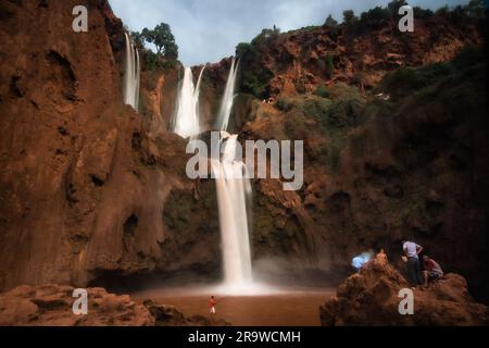 Blick auf den Ouzoud-Wasserfall, mit Blick auf die Menschen. Ouzoud Falls ist der Sammelname für mehrere Wasserfälle, die sich in die Schlucht des El-Abid River ausbreiten. Thi Stockfoto