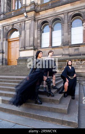 Edinburgh. Schottland. UK. 29. June2022. Das National Museum Scotland zeigt eine neue Ausstellung. "Jenseits des kleinen schwarzen Kleides". Eine neue Ausstellung im National Museum of Scotland wird das kleine schwarze Kleid zerlegen und die radikale Kraft der Farbe Schwarz in der Mode untersuchen. Von Designklassikern bis hin zu hochmodernen Laufstegen: Beyond the Little Black Dress (1. Juli bis 29. Oktober 2023) bringt mehr als 60 markante Looks von Sammlungen und Designern aus aller Welt zusammen. Die Ausstellung findet von Samstag, 1. Juli bis Sonntag, 29. Oktober 2023 statt Bild: Pako Mera Stockfoto