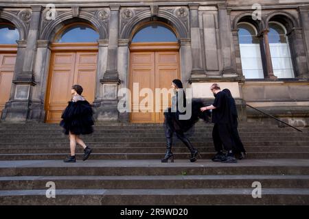 Edinburgh. Schottland. UK. 29. June2022. Das National Museum Scotland zeigt eine neue Ausstellung. "Jenseits des kleinen schwarzen Kleides". Eine neue Ausstellung im National Museum of Scotland wird das kleine schwarze Kleid zerlegen und die radikale Kraft der Farbe Schwarz in der Mode untersuchen. Von Designklassikern bis hin zu hochmodernen Laufstegen: Beyond the Little Black Dress (1. Juli bis 29. Oktober 2023) bringt mehr als 60 markante Looks von Sammlungen und Designern aus aller Welt zusammen. Die Ausstellung findet von Samstag, 1. Juli bis Sonntag, 29. Oktober 2023 statt Bild: Pako Mera Stockfoto