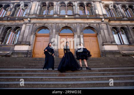 Edinburgh. Schottland. UK. 29. June2022. Das National Museum Scotland zeigt eine neue Ausstellung. "Jenseits des kleinen schwarzen Kleides". Eine neue Ausstellung im National Museum of Scotland wird das kleine schwarze Kleid zerlegen und die radikale Kraft der Farbe Schwarz in der Mode untersuchen. Von Designklassikern bis hin zu hochmodernen Laufstegen: Beyond the Little Black Dress (1. Juli bis 29. Oktober 2023) bringt mehr als 60 markante Looks von Sammlungen und Designern aus aller Welt zusammen. Die Ausstellung findet von Samstag, 1. Juli bis Sonntag, 29. Oktober 2023 statt Bild: Pako Mera Stockfoto