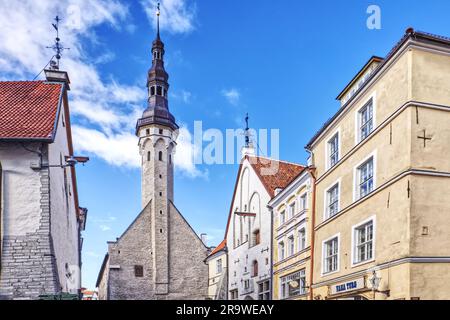 Altstadt von Tallinn, Estland - das Rathaus und andere mittelalterliche Gebäude auf dem Rathausplatz von Tallinn Stockfoto