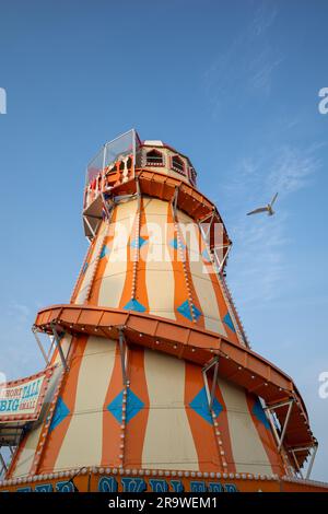 Vintage Helter Skelter Fairground Ride am Weymouth Beach, Großbritannien (Juni 23) Stockfoto