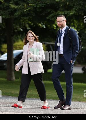 Sinn Feins Caoimhe Archibald (links) trifft am Stormont Castle in Belfast mit dem Leiter des öffentlichen Dienstes in Nordirland, Jayne Brady, zusammen. Foto: Donnerstag, 29. Juni 2023. Stockfoto