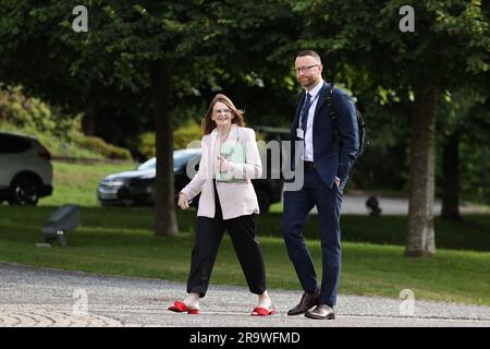 Sinn Feins Caoimhe Archibald (links) trifft am Stormont Castle in Belfast mit dem Leiter des öffentlichen Dienstes in Nordirland, Jayne Brady, zusammen. Foto: Donnerstag, 29. Juni 2023. Stockfoto