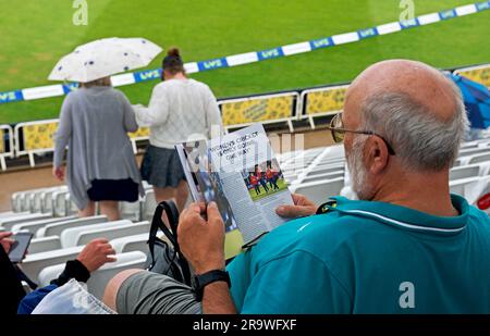 Seniorenleseprogramm während Women's Ashes, Juni 2023, auf dem Trent Bridge Cricket Ground, Nottingham, Nottinghamshire, England, Großbritannien Stockfoto