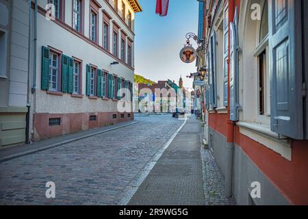 HEIDELBERG, BADEN-WÜRTTEMBERG, DEUTSCHLAND - CIRCA MAI 2023: Kornmarkt der Stadt Heidelberg, Deutschland. Stockfoto