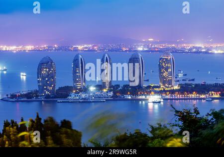 Blick aus der Vogelperspektive auf die Küstenstadt, Sanya, Hainan, China bei Nacht. Stockfoto