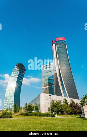 Drei Wolkenkratzer des CityLife-Viertels, genannt „Tre Torri“ (drei Türme), umgeben von einem Park und einem Einkaufszentrum, Mailand, Italien Stockfoto