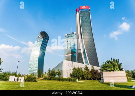 Drei Wolkenkratzer des CityLife-Viertels, genannt „Tre Torri“ (drei Türme), umgeben von einem Park und einem Einkaufszentrum, Mailand, Italien Stockfoto
